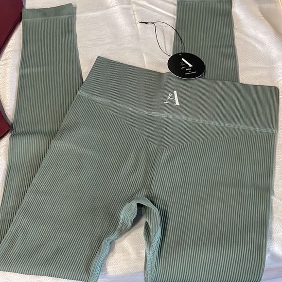 NWT Ribbed legging and too high quality - Picture 3 of 3